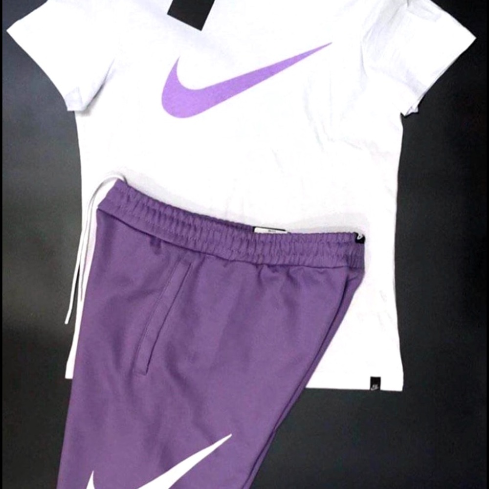 Nike - Picture 2 of 4